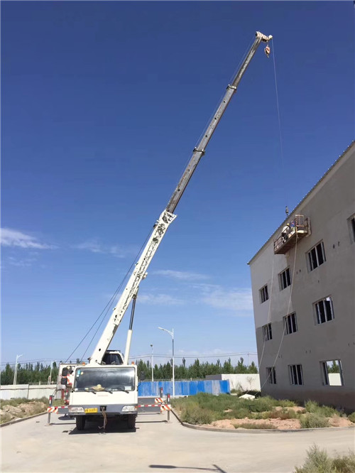 张北县“轻装强干”—— 吊车的 “轻量化臂架” 技术